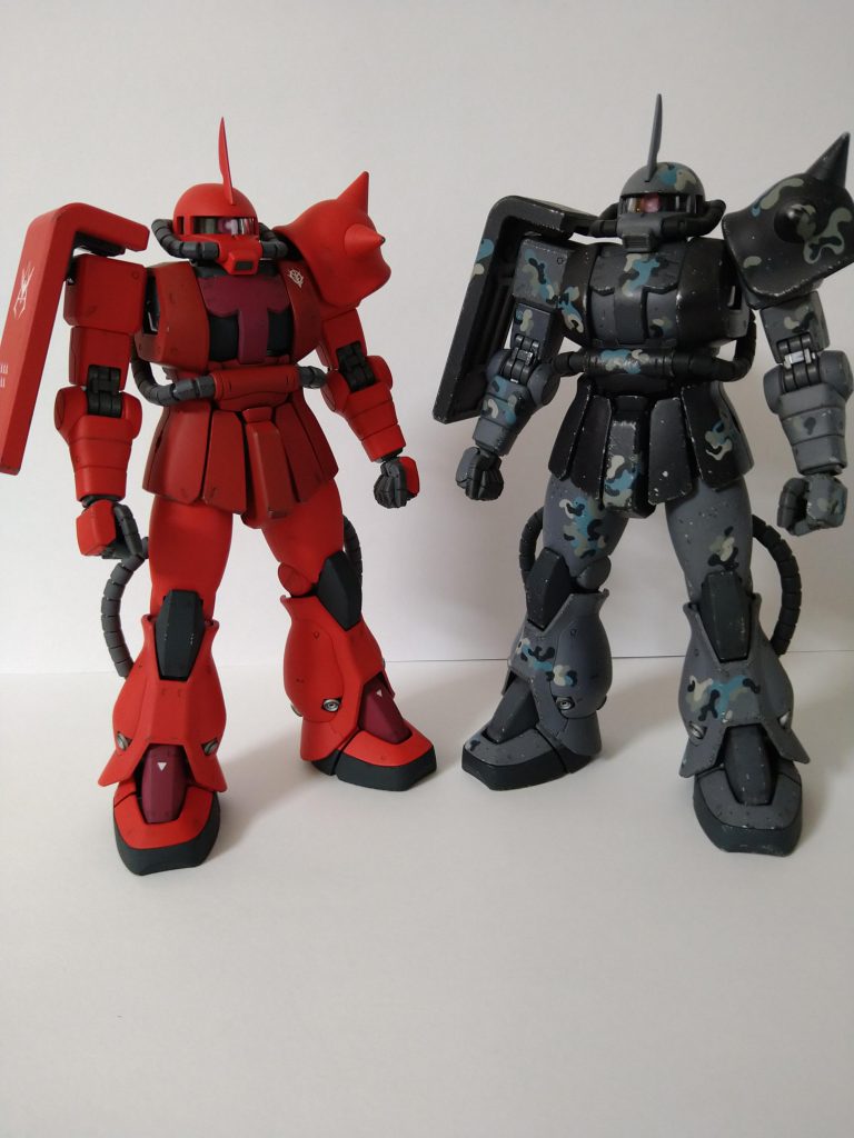 過去作『MS-06S 宇宙迷彩』とツーショット。同じ機体ですが、カラーリングだけでこうも変わるか(笑)。。。実は本作も最初は『ただの06S型』として、何色に塗ろうか、とか考えていたのは良い思い出です。