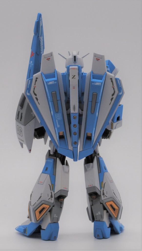 背面。背面にしてはよく頑張ったほうだと思います。各部に金色のビーズを埋め込んでおり、スラスターっぽく。