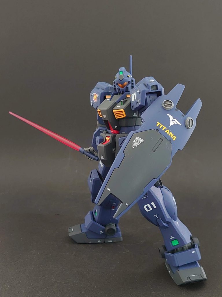 正面ティターンズカラーっていいですよね🌟家でもガンダムマークⅡ（ティターンズカラー）と並べてます❗細かいとこですがちゃんとサーベル専用の持ち手があるのがポイントです💯