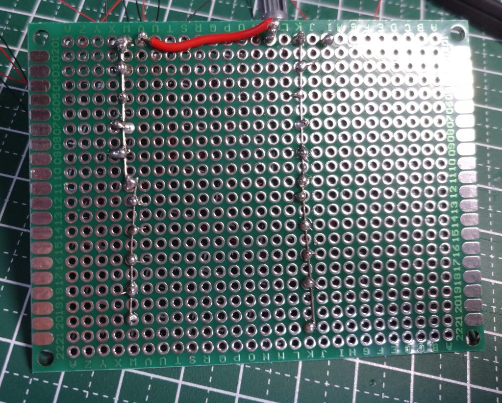 世界一汚い並列配線です。こんな下手でも電流は流れてくれました。単三2本直列で3V、LEDも3Vなので抵抗は入れませんでした。正しいかわかりませんが。