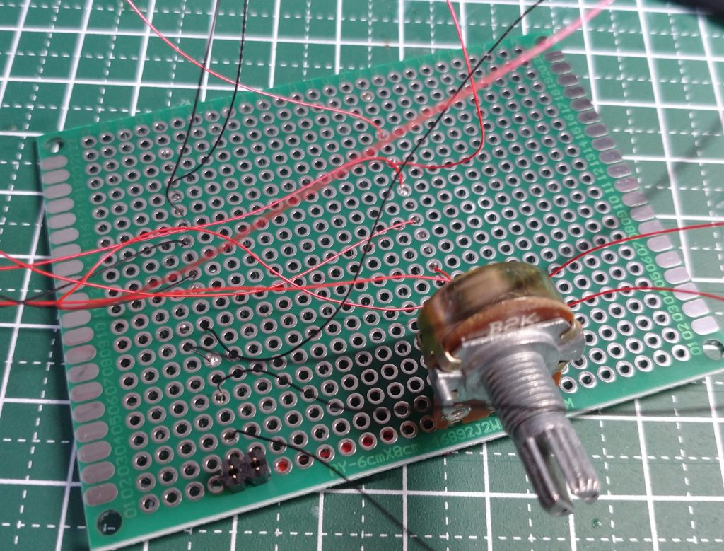 つまみを回すと明るさが変わります。線がラフレシアみたいwこのチップLEDは、はんだ付け済みのをアマゾンで買いました。