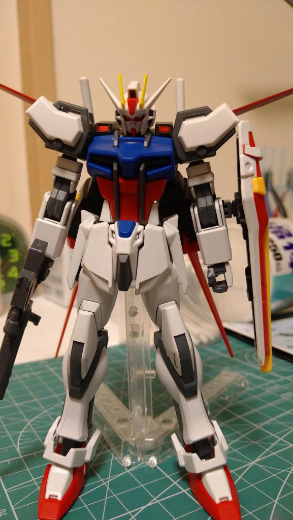 頭、EG胴体、肩アーマ、HGエールストライカー、シールド、ライフル、武装類、HG脚EG(接続はHGパーツ)スミイレ、艶消し、アーマ裏、シールド裏、塗装(水性ホビーカラータイヤブラック)水性ホビーカラーはマジックリンではみ出た所をふき取りました。