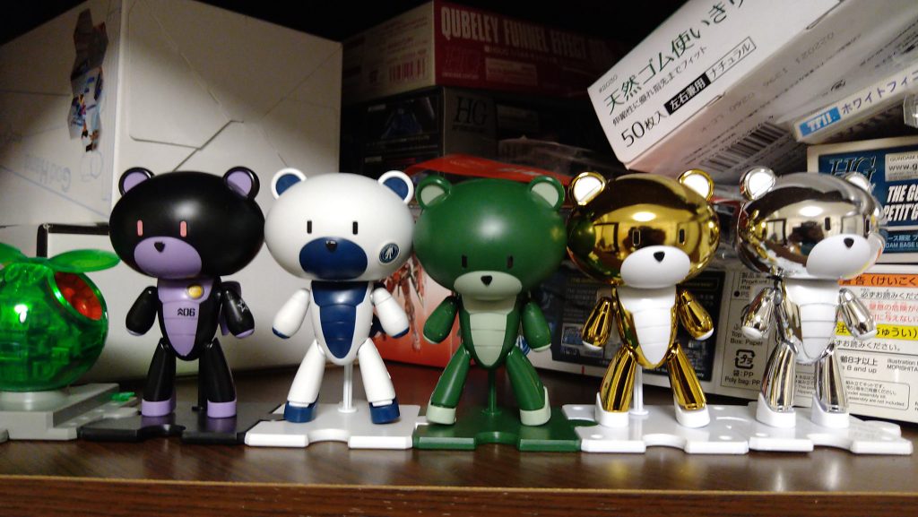 左から、プチッガイ黒い三連星、プチッガイガンダムベース限定カラー、プチッガイリアルタイプカラー、プチッガイゴールド、プチッガイシルバーです。