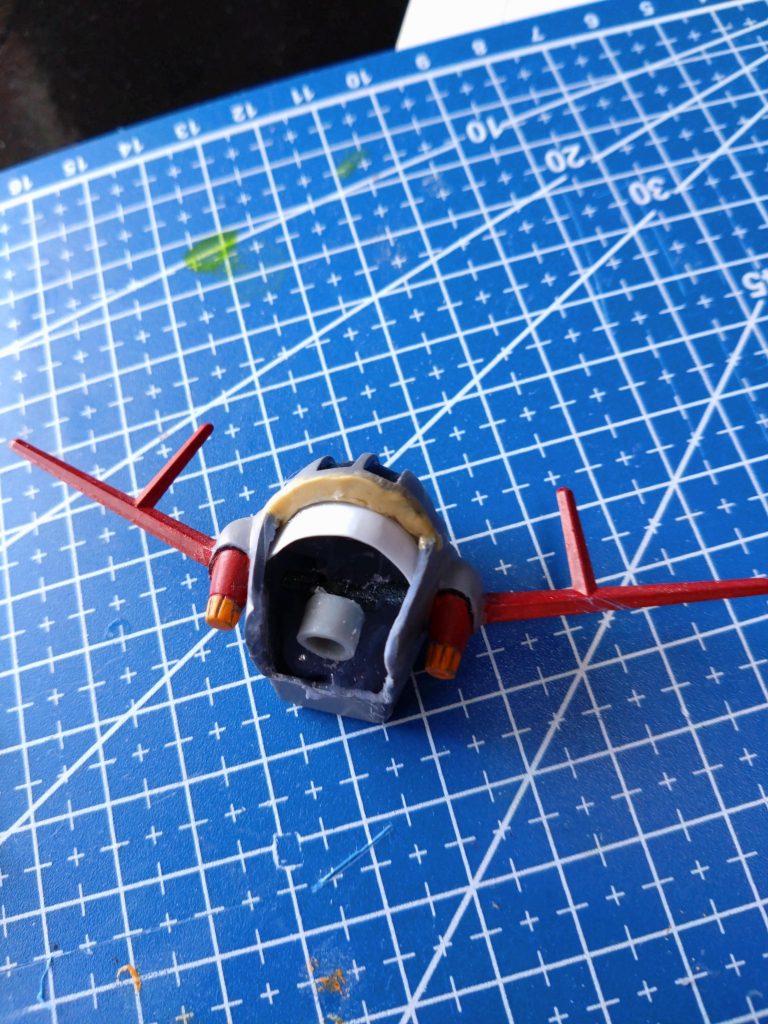 こんな感じの所に顔パーツがはまるようにしてます。