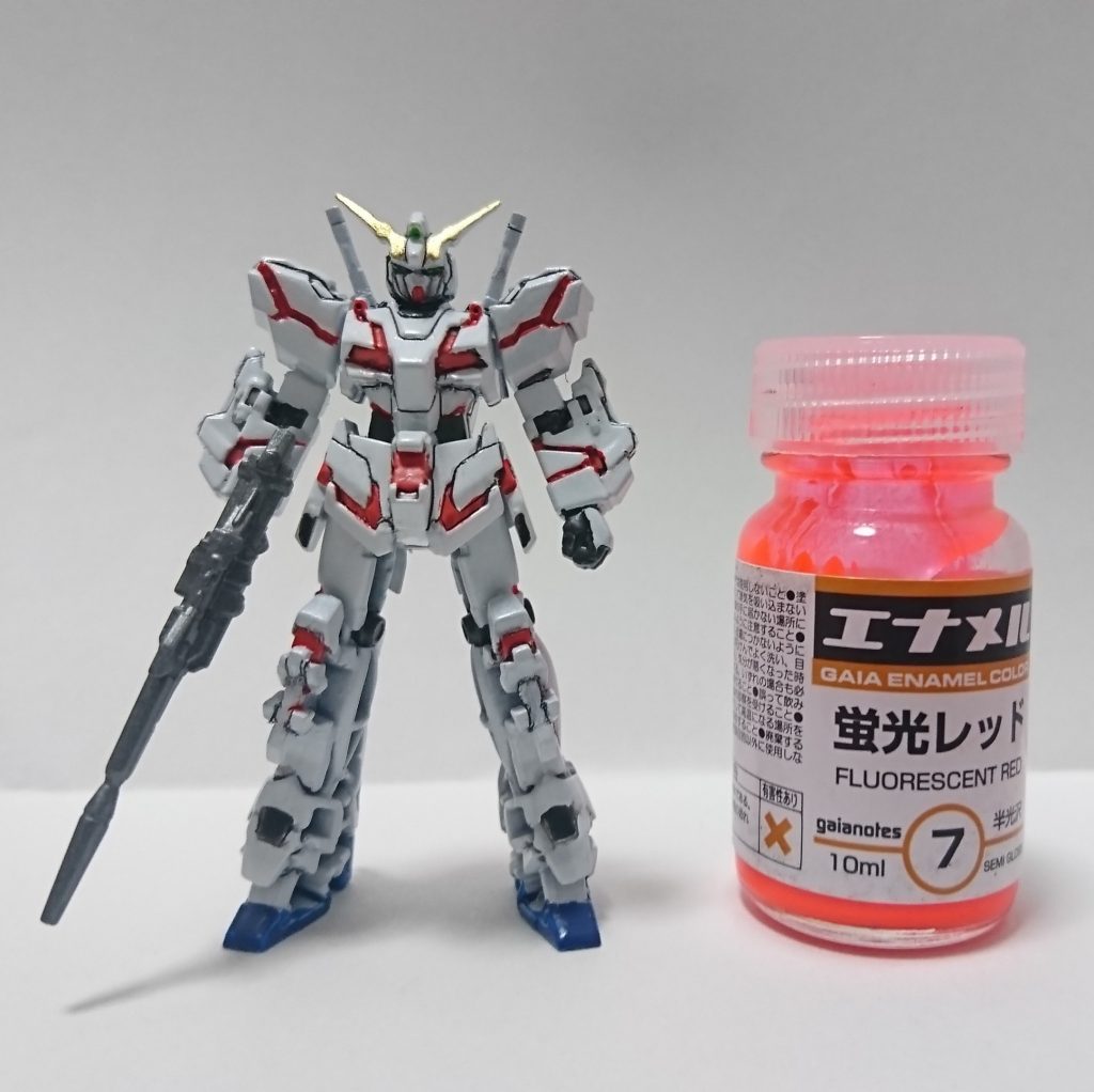 ユニコーンガンダムを使って蛍光塗料の使用感を確認。赤の発色を良くするために通常の赤とに混ぜて使ったのがまずかったようで、紫外線で発光させると目ではわかるけど、写真には映らないような中途半端な発光になってしまいました。