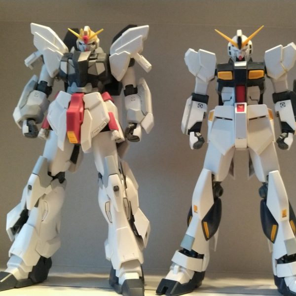 ようやく終わりが見えてきた…かもしれないEG νガンダム。2枚目の赤丸で囲った場所にパテを盛った(左右の両面どちらも)。最後に未完成のシナンジュと。早く色を塗ってあげないと…（3枚目）