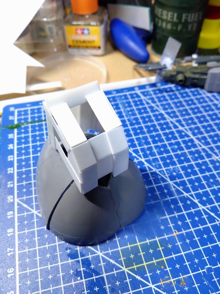 最初に作ってた胸パーツは装着してみると首がはまりにくくてやり直しでした。😅