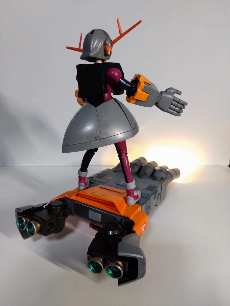 後ろ姿。メガ粒子砲は100均のライト使用。結構明るいので懐中電灯としても使えます。😄