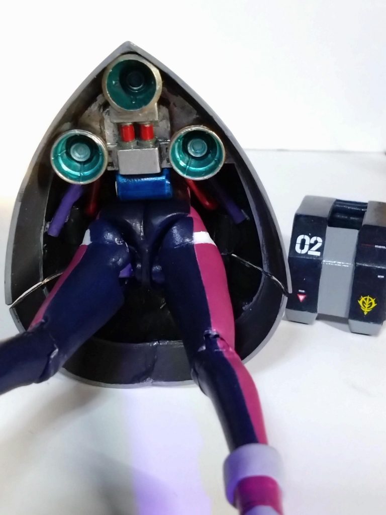 皆さんの大好きなスカートの中です。スカート部分は切って繫いで小さくしてます。内部は少しこだわって青いのはnosタンクです😄これでぶっ飛びます。スカートの塗装は筆塗りによる色ムラとかは味わいとか出るかと思いワザとに残してみました。