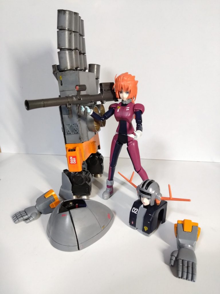 ジオングパーツはマリーダさん制作しながら考えました。顔パーツは余剰パーツに練習で描いたやつですがマリーダさんと顔パーツの入れ替えもできます。かなり前に制作した旧キットのジオングをバラして使用しました。