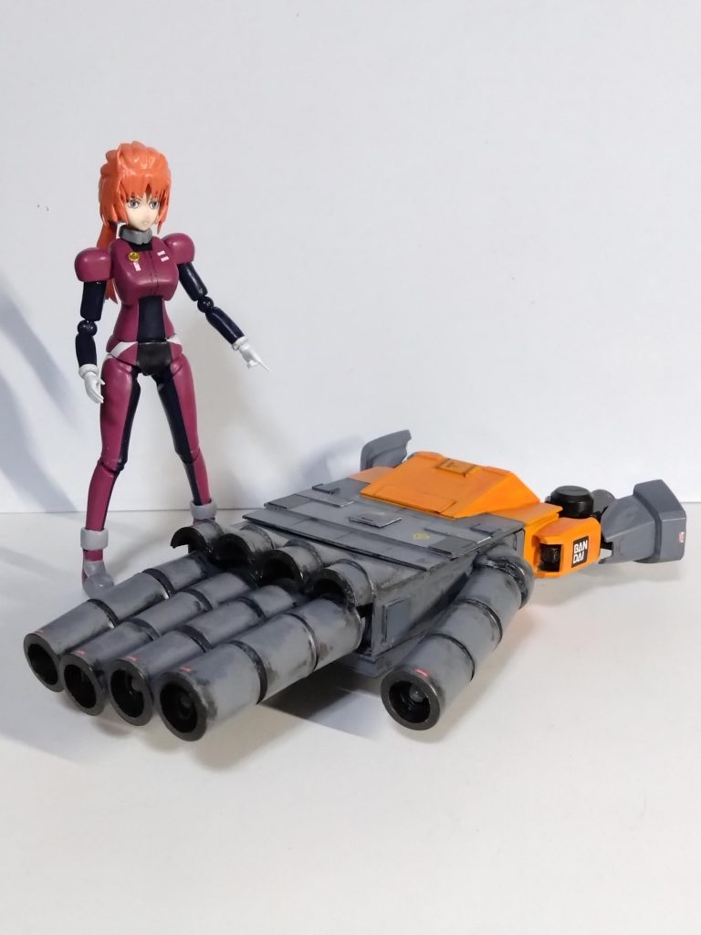 兵士「マリーダさん!緊急出動ねがいます!」マリーダ「これで出るのか!手しか無いじゃないか!こんなのどう操るんだ!」兵士「手だけあれば十分ですよ。偉い人にはそれがわからんのです。」兵士「このヘルメットを装着してもらえばサイコミュで操れます。」マリーダ「私につかえるか?」兵士「中尉ならうまくやれますよ。」