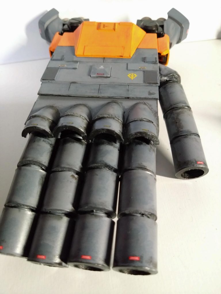 5連装メガ粒子砲部分です。平面多くて単調なのでウェザリングしました。