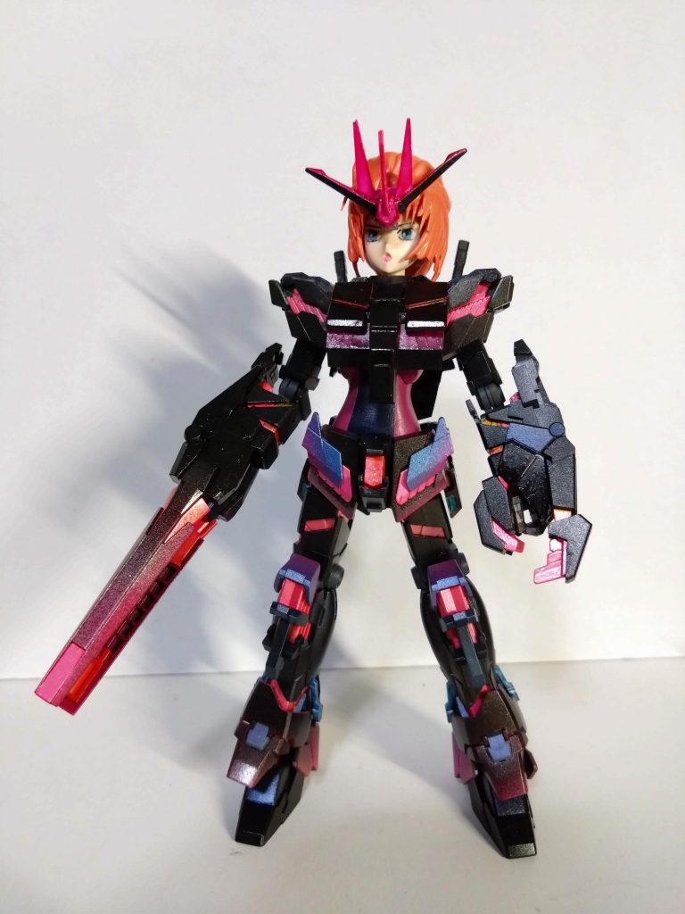 胸アーマーはプラ板とジャンクパーツで作りました。サイコフレームっぽく透明プラ板にスジボリしてクリアピンクに塗ってます。実はこれ簡単な作りですが最初に作って装着したら横の髪の毛と当たってしまい作り直しました。