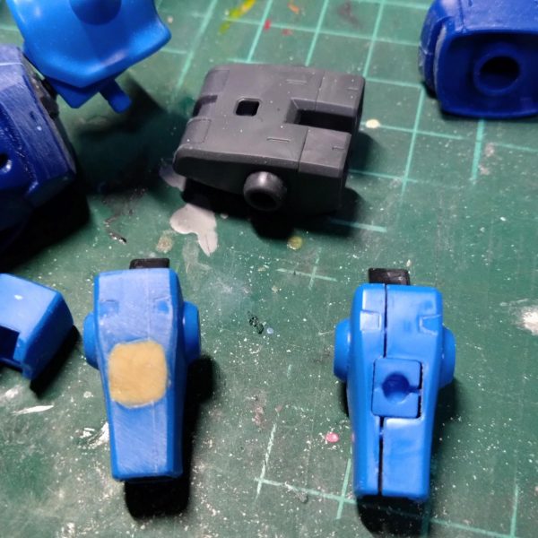 グフ制作の進行具合です。肩アーマーのスパイクを鋭くするため、先端を少しカットしてランナー接着したのですが、いまいちだったのでパテ盛って硬化後からヤスリがけしてました。もう少しとがらせたいと思っています。長さは少し長いかもなと思っていますがどうするかなと検討中です。🤔次に腕の部分ですが、シールド取り付け部分の穴は磁石埋めて塞ぎました。ところで右腕の穴は何なのでしょうか？まぁこっちも埋めちゃう予定です。😄最後にモノアイ部分はシールを貼る部分をドリルで少し窪ませてメッキシルバーで塗ってから中の窪み部分はクリアピンクに塗装してみました。乾燥中ですがイマイチだったら蛍光ピンクで塗り直しするかもです。モールド追加？とか思っていますが、既に完成されているのではないか？と思っちゃいますが他の方々の作品見て研究してみるかな。🙇（2枚目）