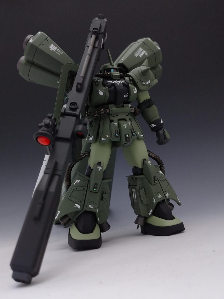 素立ちで撮影したのです。ガンプラ製作を始めた頃にザクF2のボディをメインに改造をというのを知って自分も真似させてもらいました。