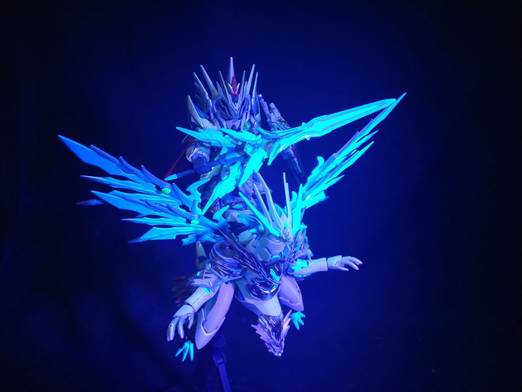 エクスカリバーもドラゴンと同じ塗装して有るのでブラックライトで発光できます