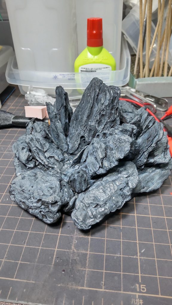 今回は電池を隠すため、息抜き程度に台座を塗ってました。何も考えず思うがままに塗る…一番楽しそうな顔してた気がします