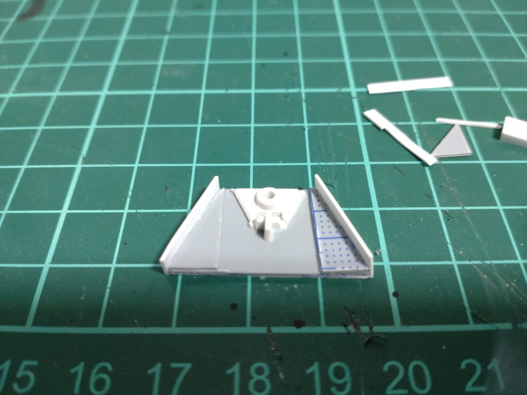 羽織の裏はダブルオーの前掛けの基部を切り取ったものを接着して基部にしてます。