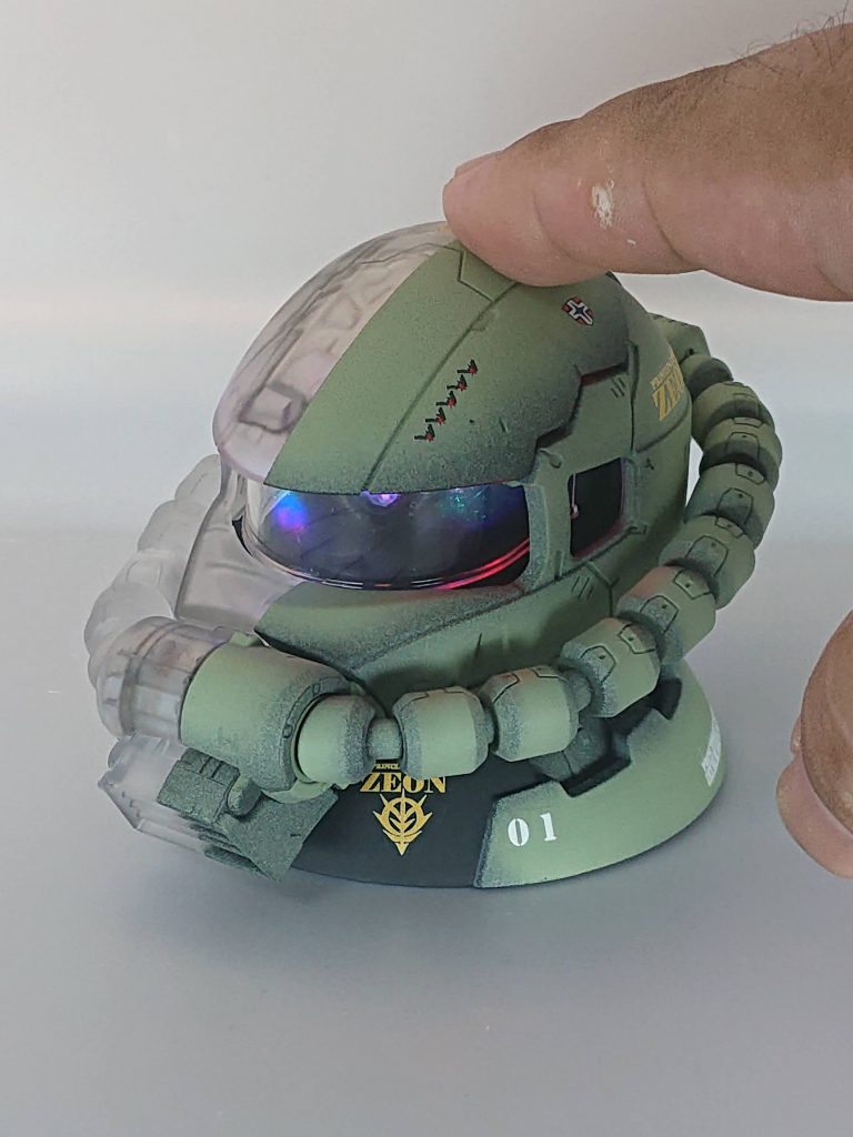 頭にタッチセンサーを仕込んであります。