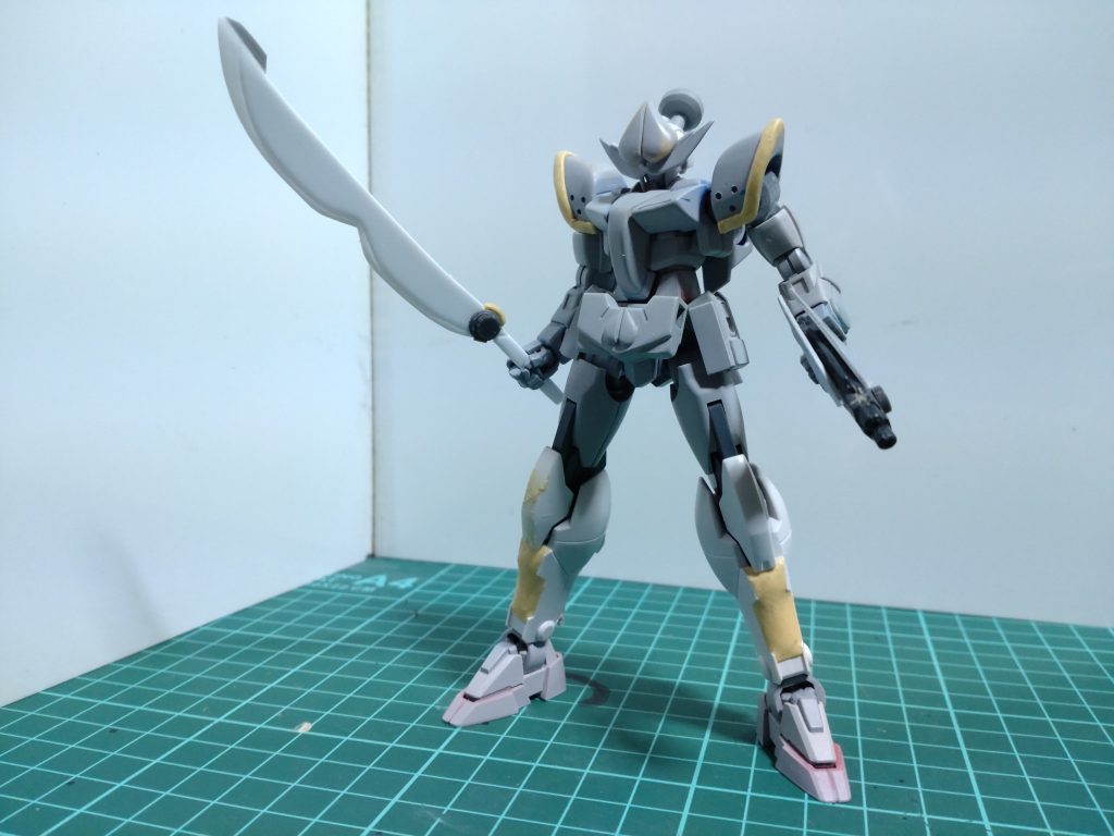 素体が古い+ほかの改造跡でサフでとかでごまかせない傷が多く足をスカイに変更。ついでにオリジナル要素で甲冑の脛あてと足袋のようにしました。