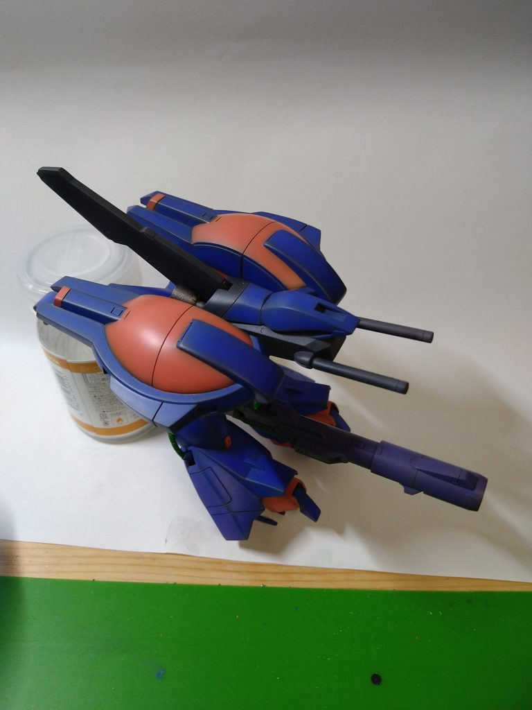 デカール貼ろうと思いましたが、すっかり忘れました。ネオ・ジオンマーク入れたかったです。