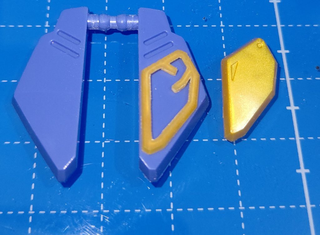 フロントアーマーのレリーフも百式のパーツからの削り出し。。