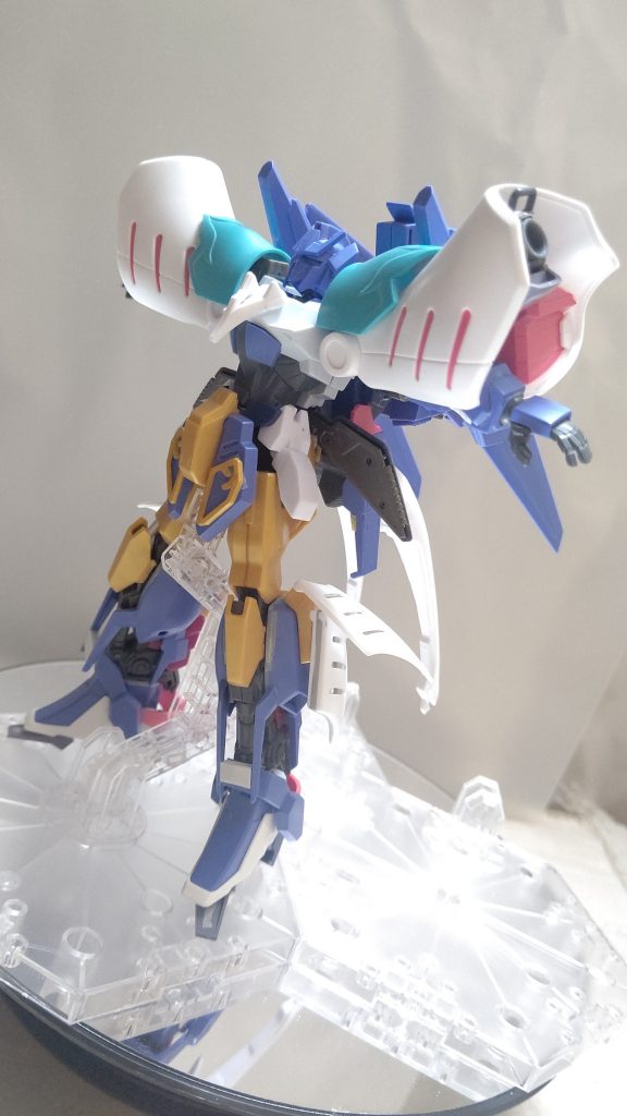 腕を上げて肩パーツにしまえばキュベレイの飛行ポーズのようにできるが、塗装後は塗膜剥がれの恐れからやっていない。。