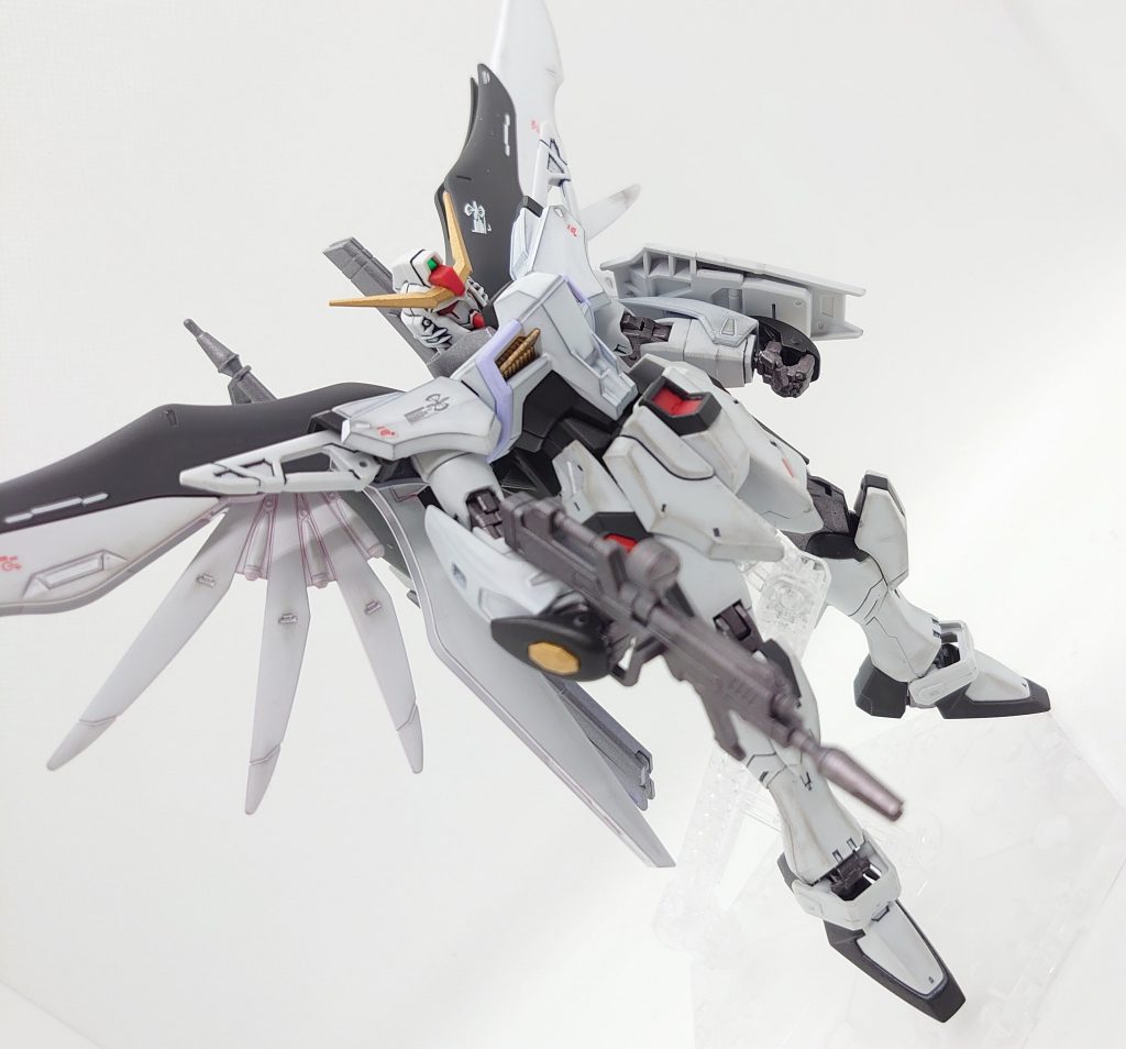 デスティニーガンダム本来の青部と赤部があまりに暗く相反する色合いで、どうしても悪役感がてでしまっていた為、シンプルな色合いでまとめてみました。『最終的に白服になれた』みたいな解釈でも良いかなと思っています。