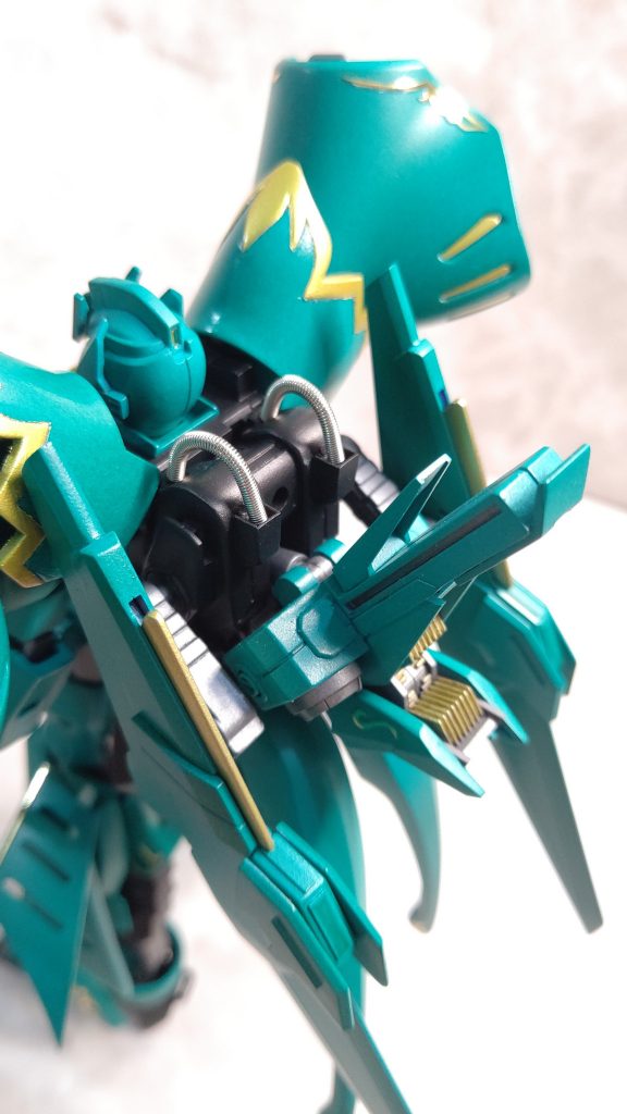 　バインダーを下げてバックパックを後方へ倒すと接続用の穴が現れる。。　