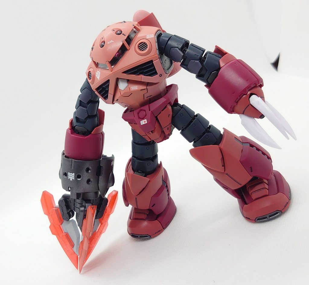 右クロー以外はほぼストレート組み、部分塗装、スミ入れ、デカール、トップコートと仕上げました。保持力に若干難はありますが、スタイルもよく満足のいくキットでした。なんだか、ズゴッグとνガンダムばかり作っているような気がしている今日この頃…(-_-;)