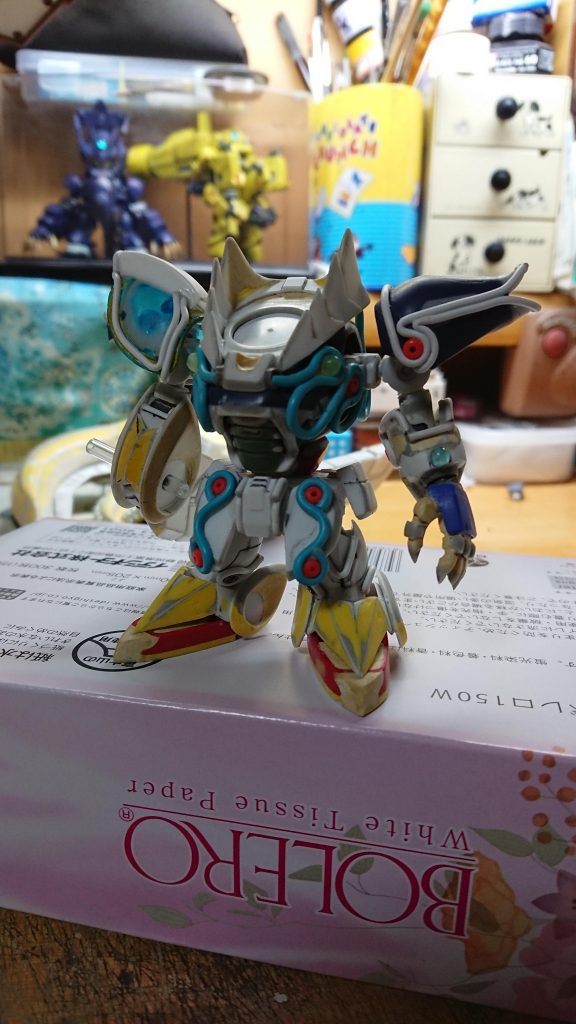 制作途中。CSフレームをベースに。上半身がHGケンプァー。下半身がCSのクロスボーンガンダム。体の特徴的な模様(冷却チューブらしい)はお馴染みのイヤホンコードをカットしてペタペタと。手は、通常のHGのハンドパーツだと小さいカンジだったので。HGバウンドドックの手を複製して加工しました。