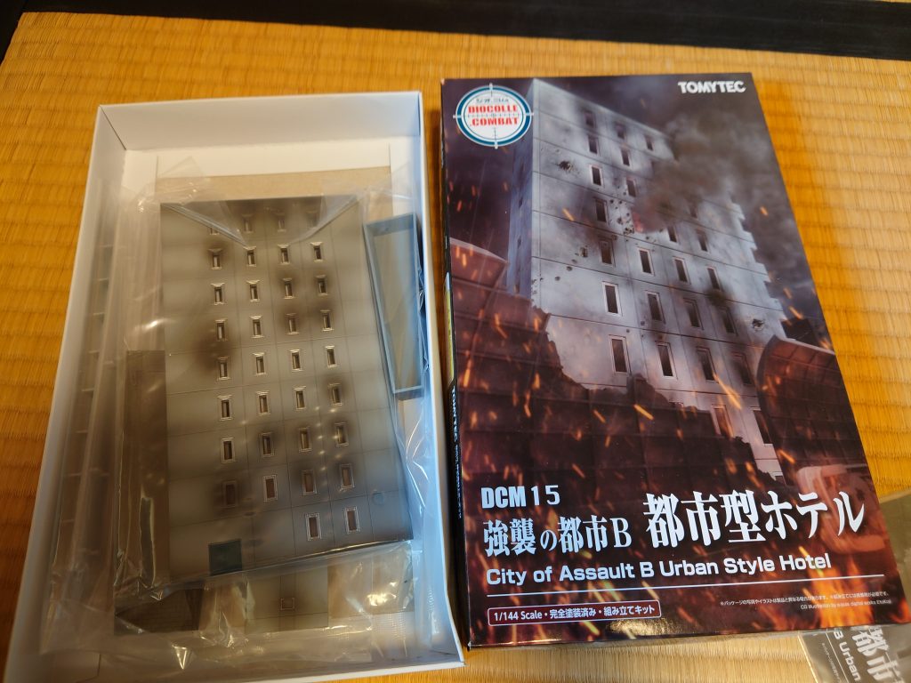 ネタバレすると、廃墟ビルはトミーテックのジオコレを使った簡単ジオラマです(笑)