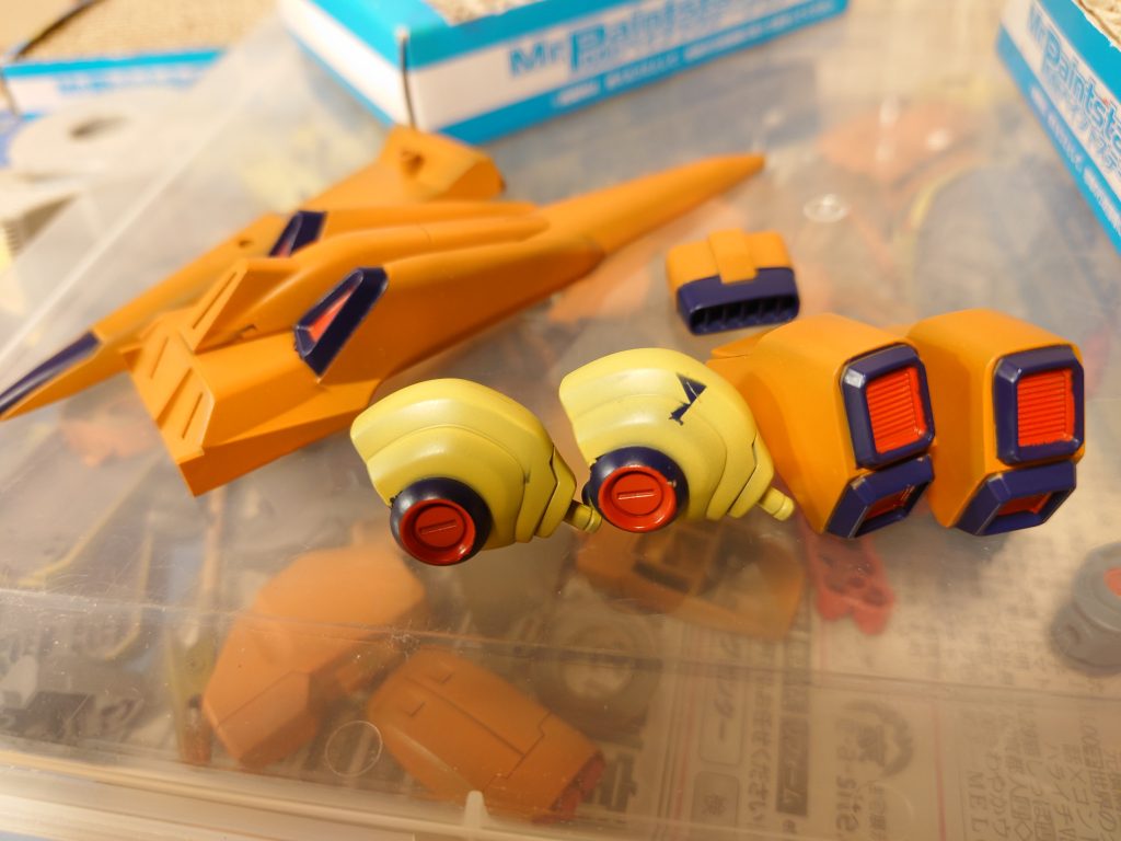 塗り分け箇所が、多くてマスキング頑張りましたが、ところどころはみ出したので、リタッチで修整しました。