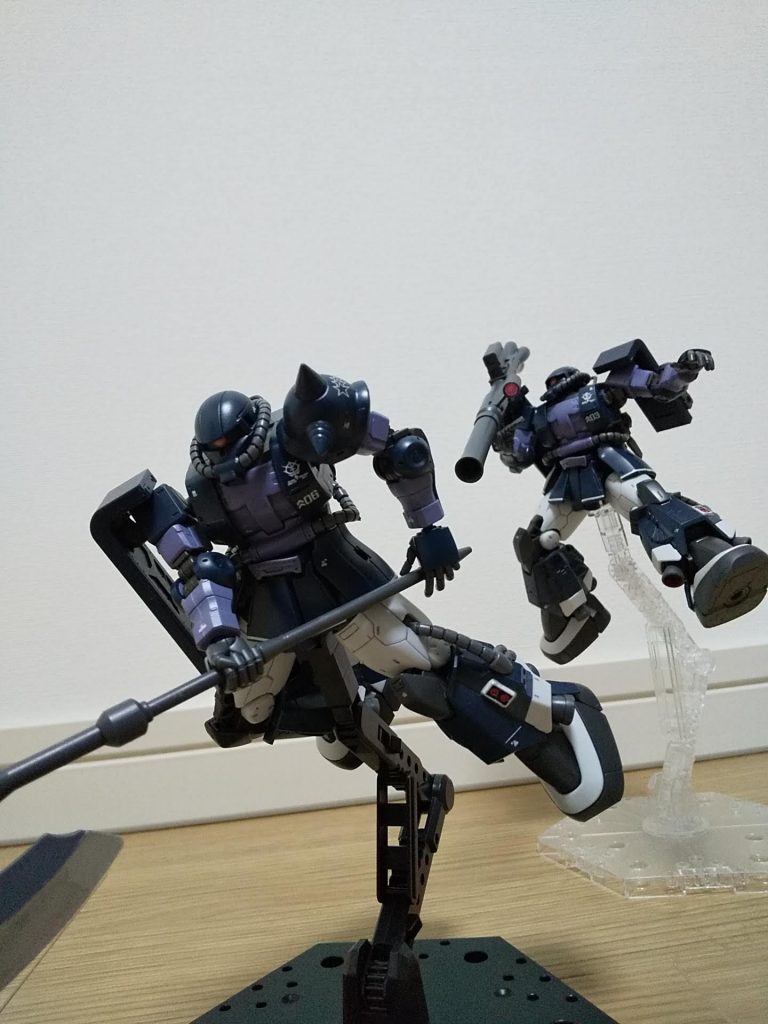 足首附近のダクト部は、まず水性ホビーカラー用ホワイトサーフェーサーで下地、水性ホビーカラーのグランプリホワイト、水性ホビーカラーのガンダムレッド、ガンダムマーカースミいれふでペンのブラック。