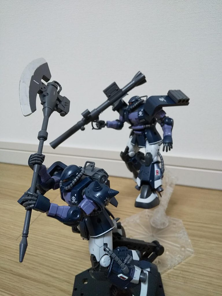 ジャイアントヒートホークは、刃部をガンダムマーカーEXのシャインシルバー、パイプ部は水性ホビーカラーのニュートラルグレー、ほかは成形色のままです。