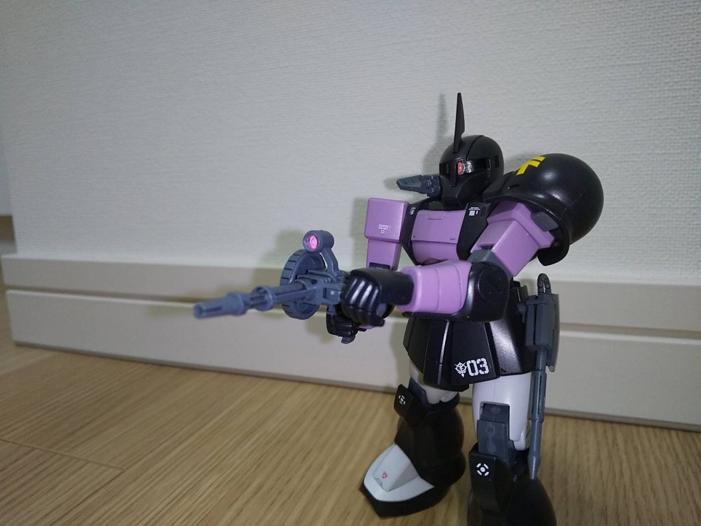 モノアイの裏はガンダムマーカーEXのシャインシルバーで少しでも光るようにしました。