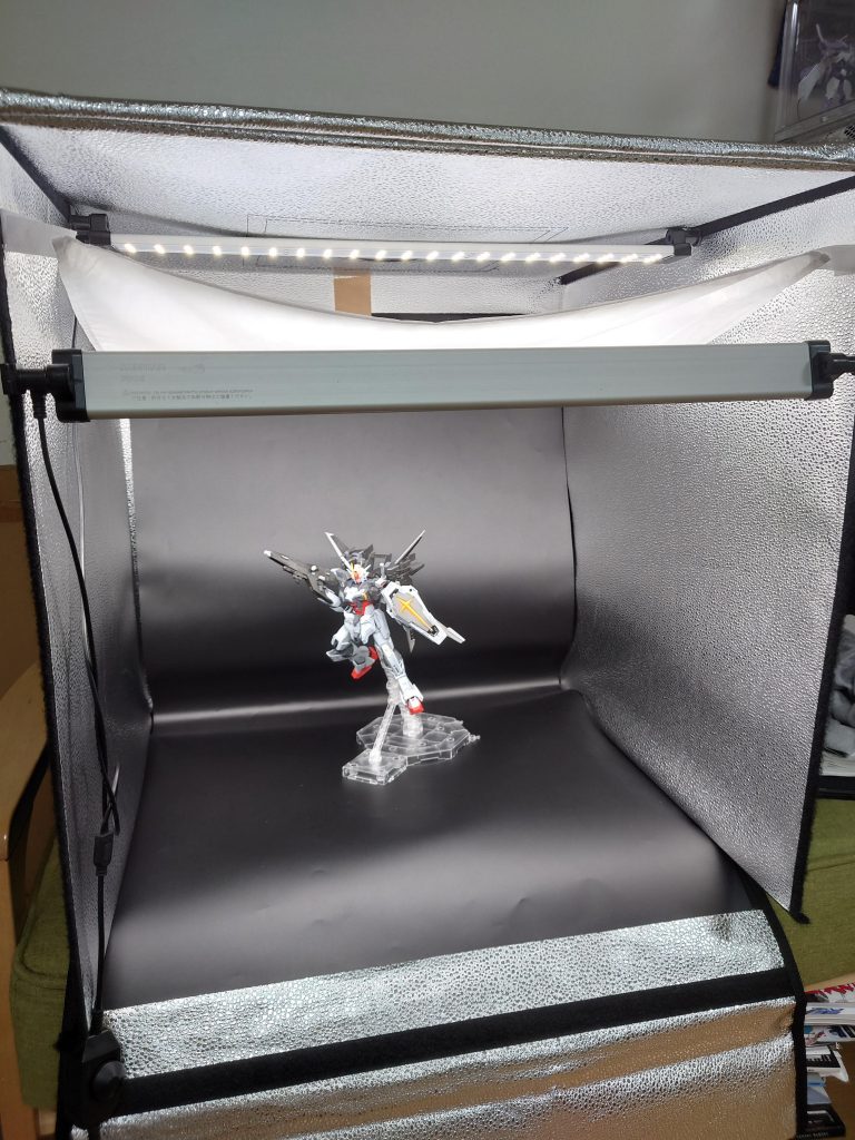 今回は、撮影ブースのいろんな背景色試してみました！ヒロイックな機体は、赤い背景色が映えることが、わかったなり！