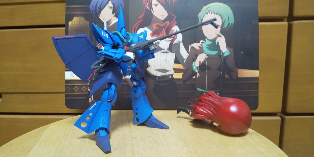 :フェダーインライフルだ。ガブスレイや🦄マラサイにも使われてる武器だ。しかし後ろ左右の突起の干渉で片手持ちの構えがしにくいのがデメリットだ。