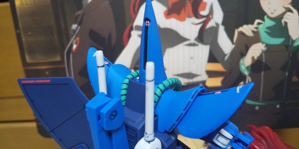 :背中の２門のビームライフルだ。変形状態じゃないと使いにくいな。(笑)