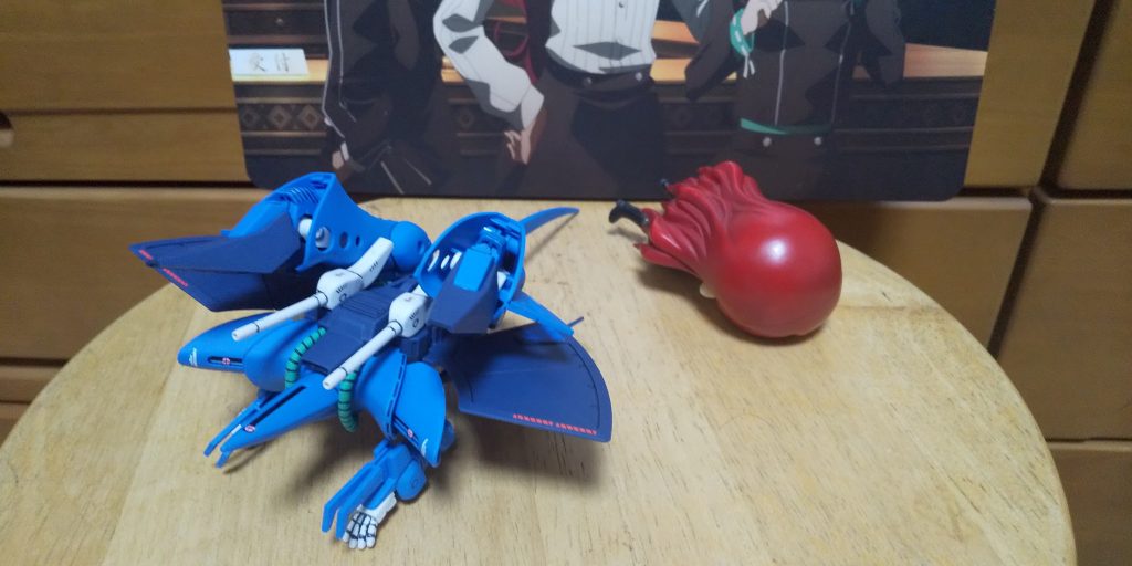 :さて変形させよう！差し替え無しの簡単に出来るぞ。宇宙のエイだ。これを水陸両用にも使えそうだな。