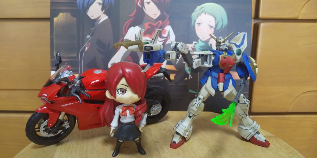 :ではこの機体の特徴である右腕のドラゴンファングだ。腕が変形をして腕を伸ばして突き刺したり、火炎放射を出すことが可能だ。この武器でoz船隊を多くを処刑したな。