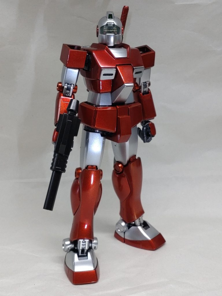 MGジムのver2.0を使用してます。設定的な資料が無いに等しいので、色んな雑誌のイラストを参考に、自分なりの解釈も入れて加工してみました。大きな改造点はやはり胸のダクトですかね?プラ板で切り出しスリット入れて、裏からメタルパーツでクアトロポルテさんから発売されてる「スリットディティール」なるものを貼ってます。それと腰アーマー、前・横・後全てを3mmカットし足関節の丸いの?が見える感じにしてみました。難関が肩アーマーでして…イラスト事に形状がバラバラ( ̄▽ ̄;)なので軽量化を念頭に入れ被弾率も考慮し、上方をオミットする感じにしてます。足首アーマーは踝のマルイチパーツを切っ飛ばし嵌め込んで、設定イラストに近付けました。ライフルですが、これは自分解釈調に仕上げてます。ジムのスプレーガンを利用し、バレル内に小径で4門のビームを発生させ同時射出、収束ビーム型アサルトライフルとしてます。一撃離脱戦法がコンセプトなので、発射数は5発も撃てればな高出力でオッケーなので。ビームサーベルはジャベリンが装備できるようにしてます。ランドセルとジャベリンの固定基部に真鍮線を埋め、サーベルにはサイズ見合う真鍮線パイプを埋め込んであります。最後の塗装です…赤部分は、赤にしたく無く、オレンジにしたくも無くと考えてたらこんな茶色ぽくなりました。クレオスのスーパーゴールド2の上に、ブラッドレッド2を3回塗りしました。銀部分ですがやはり塗装も重量に響くと思い、金属のままな無塗装をイメージしクレオスのスーパージュラルミンを使ってます。ライフルはメタルブラック、フレーム系にはいつものGXメタルブラックにスーパーチタンを配色しました。最後に、一応ですがコクピブロックも塗装してますw