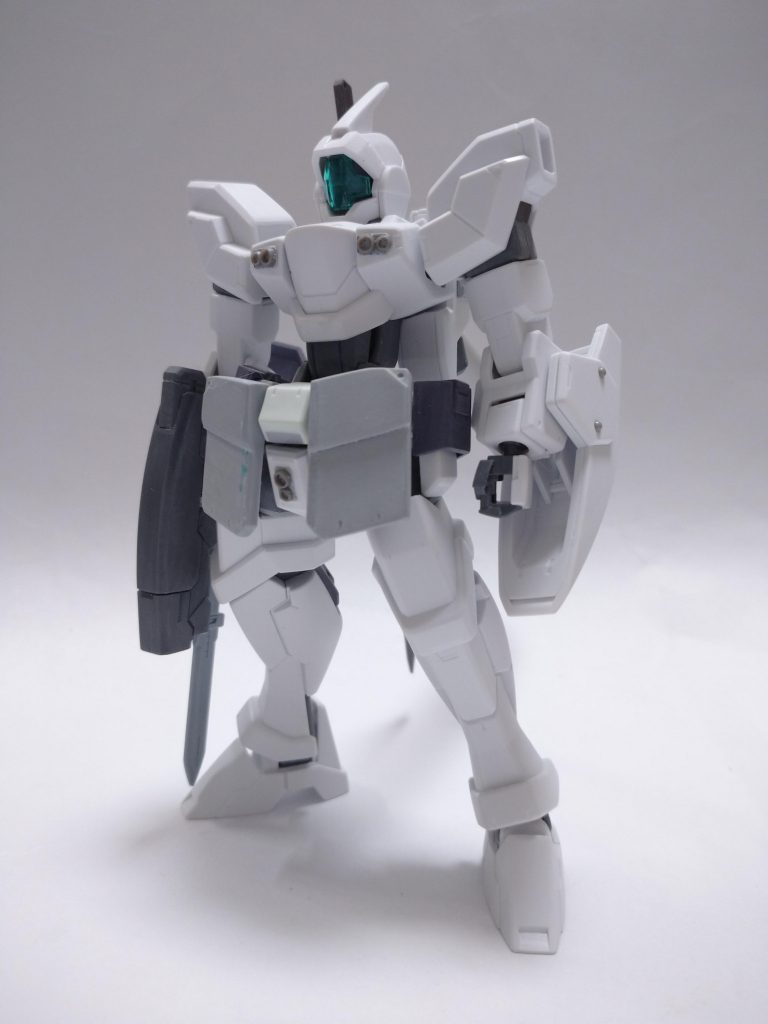 塗装前の状態です。少し広い面があったので定番工作のなんっちゃってセンサーとスカートの追加をしました。縁取りは下位組織のMSという事でしていません。今回も御覧くださりありがとうございます！