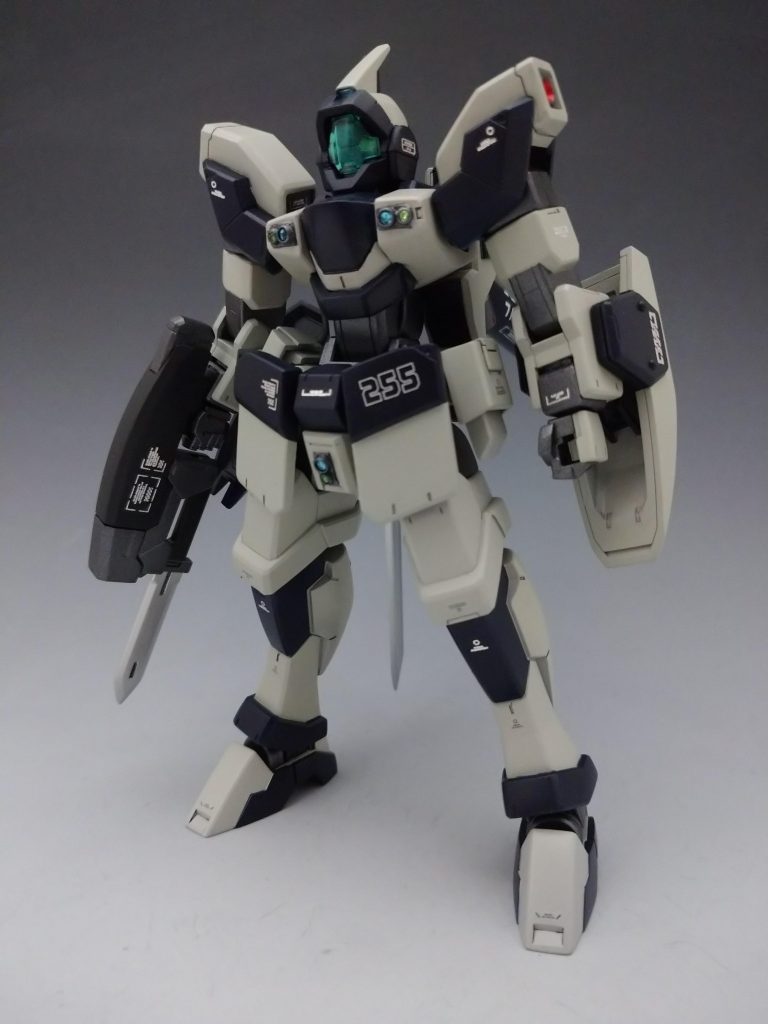 最初はグレー単色で塗装したのですが面白味がなかったので上からブルーを重ねました。パーツ分割が全然ないキットだったのでマスキングを多用するハメになりましたが、メリハリがついて良かったと思います。