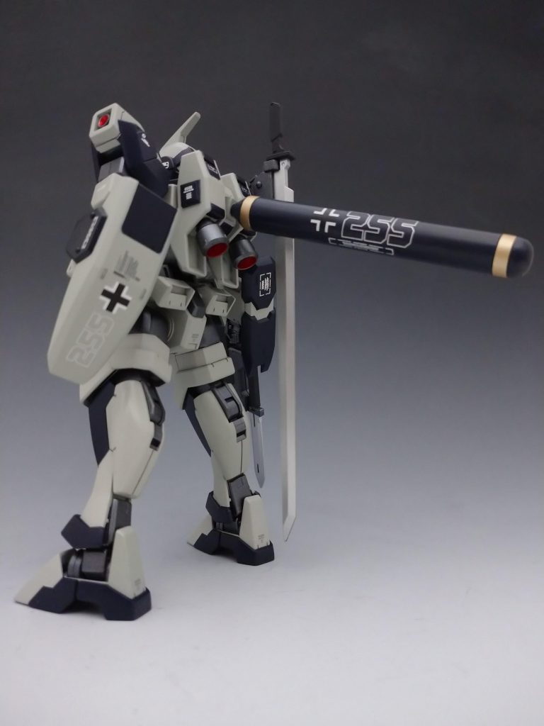前に製作したシャルドールローグ、ジャックエッジの下位組織のMSという設定なので十字マークを貼っています。また、ブルーの箇所にはメタリックデカールを使用しています。