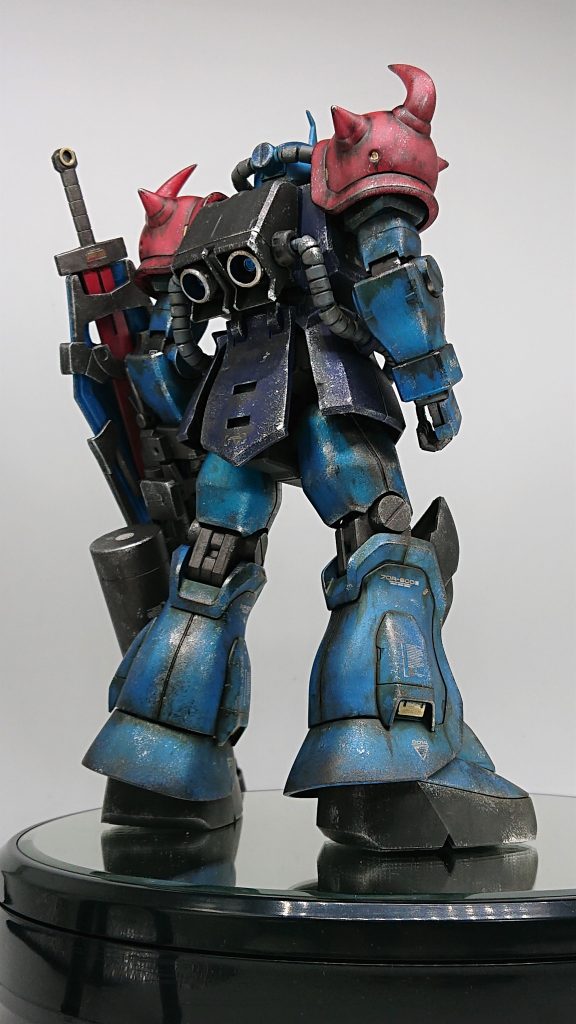 バックショットです。ファーストのジオン側MSはどれも重厚で超カッコいいですね。