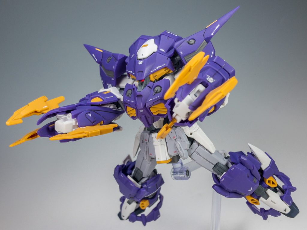 もういっちょ!ツメの外側の穴は、ランナーをヘアアイロンで溶かして作ったプラ板で塞いでみました。L.O.ブースターも発売されますし、今後も色々出してほしいですね。ハイドラガンダムとか(笑)