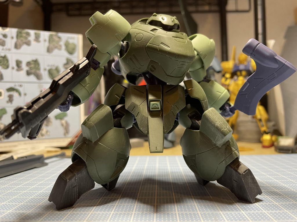 ゲート処理、表面処理、エッジ出し、スジボリの彫り直しをして素組みした状態。スジボリは追加していません。腕、足の合わせ目が気になってました。