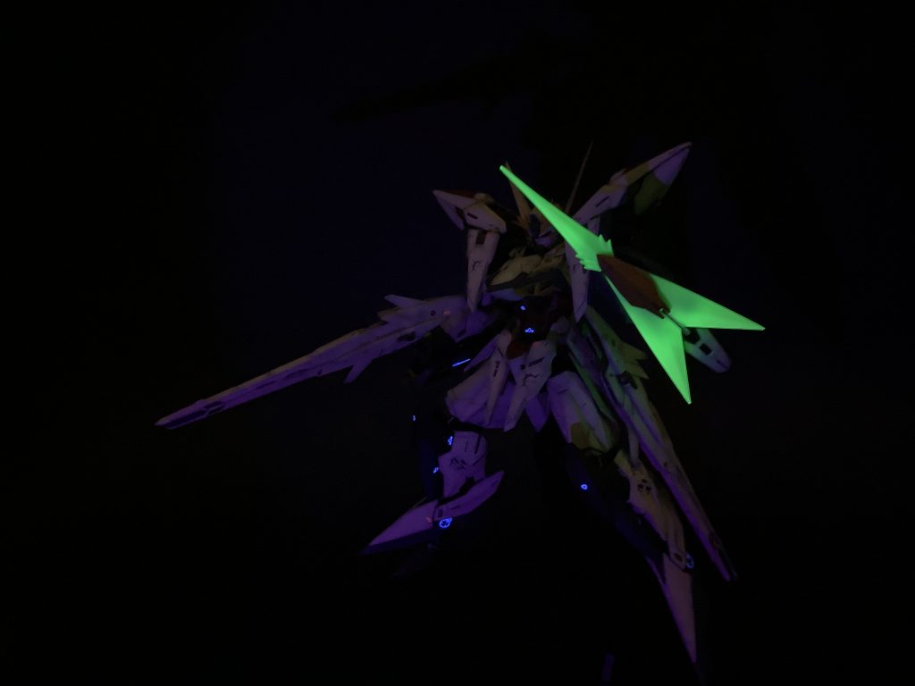 ビームシールドやビームサーベルなどのエフェクトパーツは蛍光塗料で塗装しているため、UVライトで発光します（デカールも蛍光水転写式デカールを使用してるため光ります）
