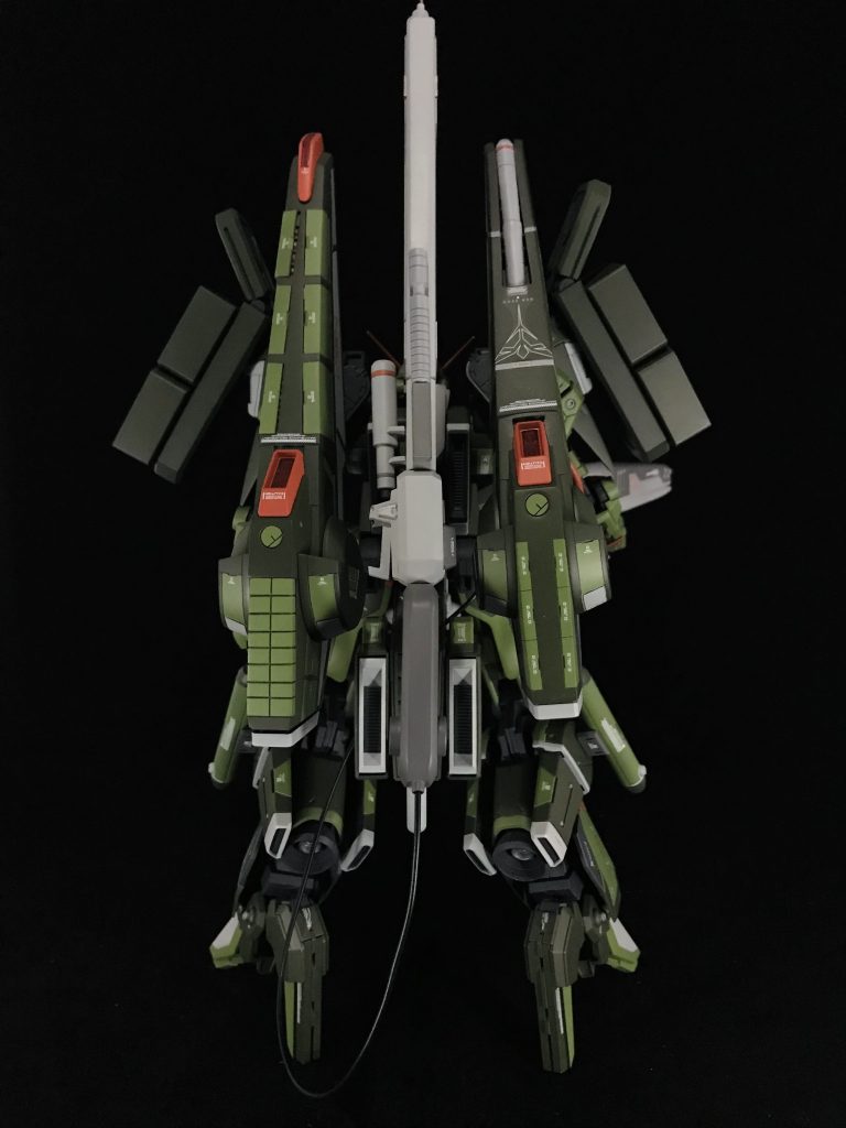 背面です。シールドブースターを2機背負わせることにより情報量とドーベン・ウルフを彷彿させるシルエットにしました。真ん中の連射ビームライフルは正面から見た時のインパクトを出しています。